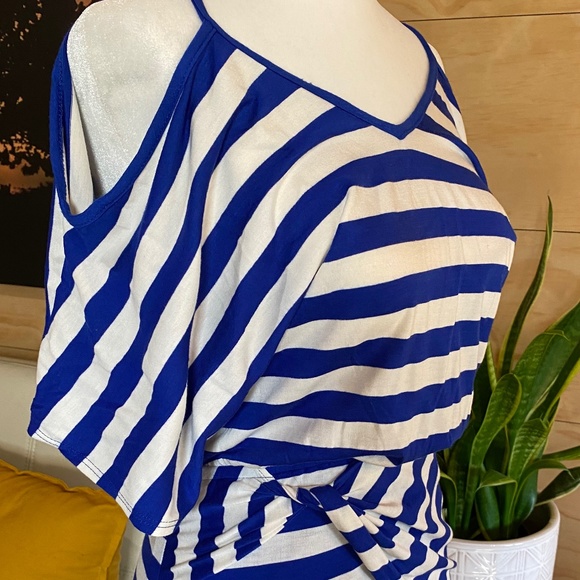Cold shoulder dress - Picture 1 of 3